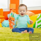 BRIGHT STARTS Plüss csörgő C-karikán tigris Jingle Joy™ 0hó+