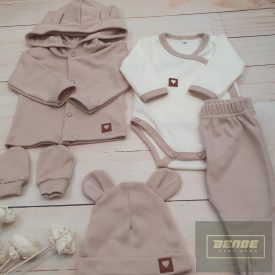   Zyzio&Zuzia 5 részes babakelengye szett:body+nadrág+sapka+kesztyű+kabát -bézs